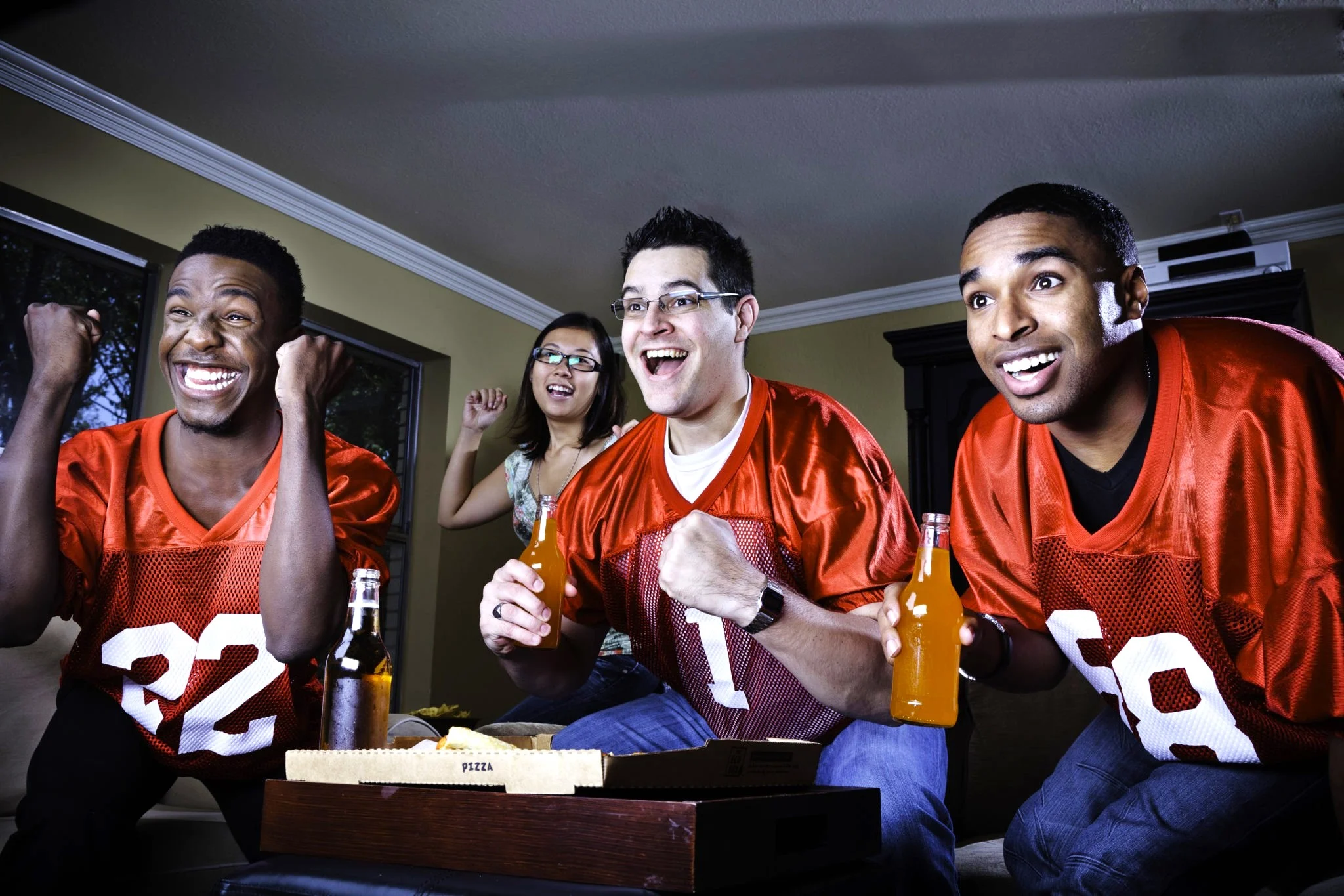 friends-watching-football